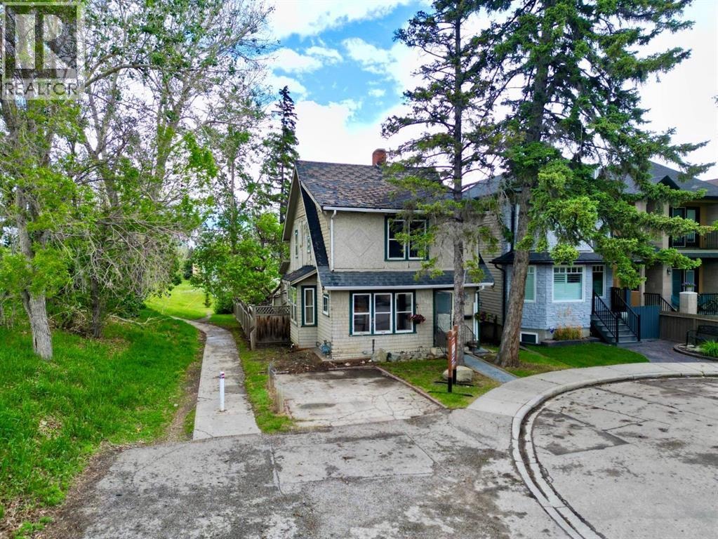 2452 28 Avenue SW — photo 2