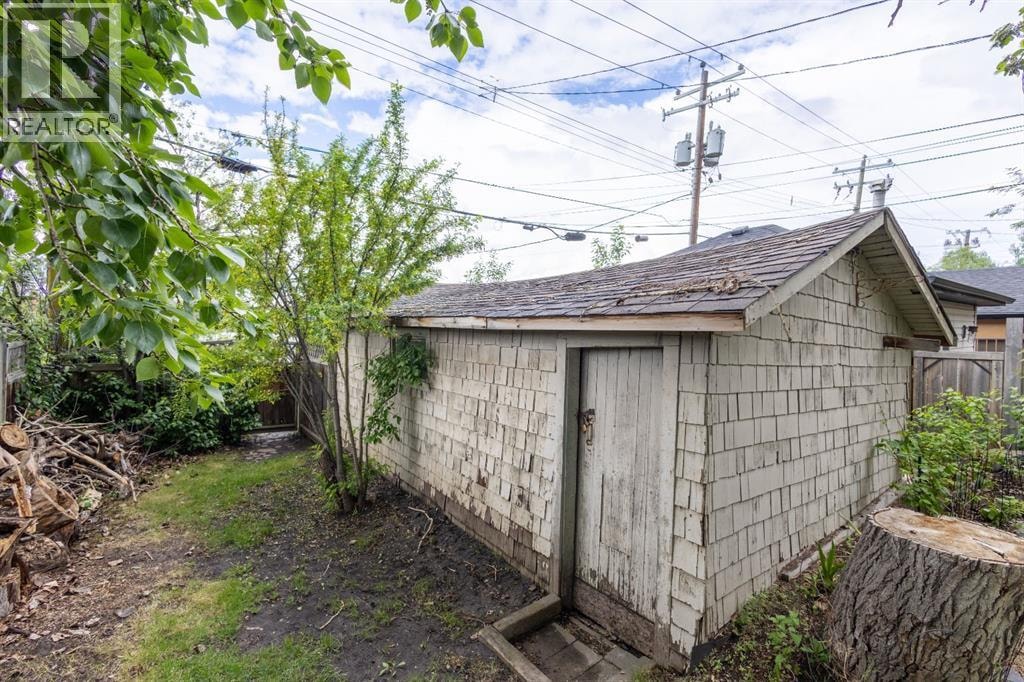 2452 28 Avenue SW — photo 30