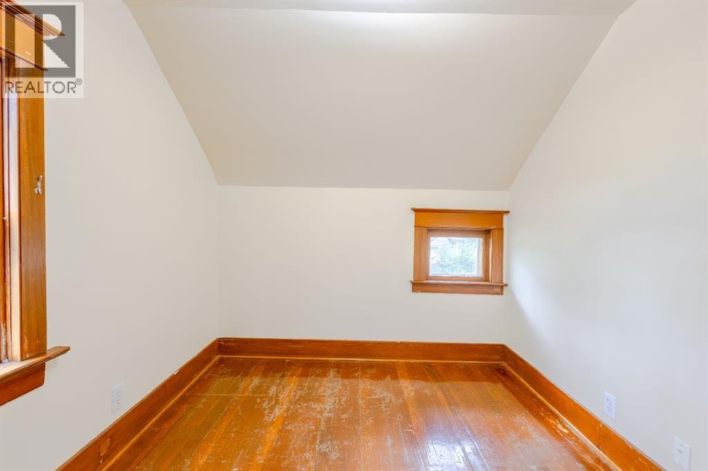 2452 28 Avenue SW — photo 23