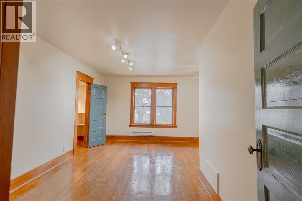 2452 28 Avenue SW — photo 24