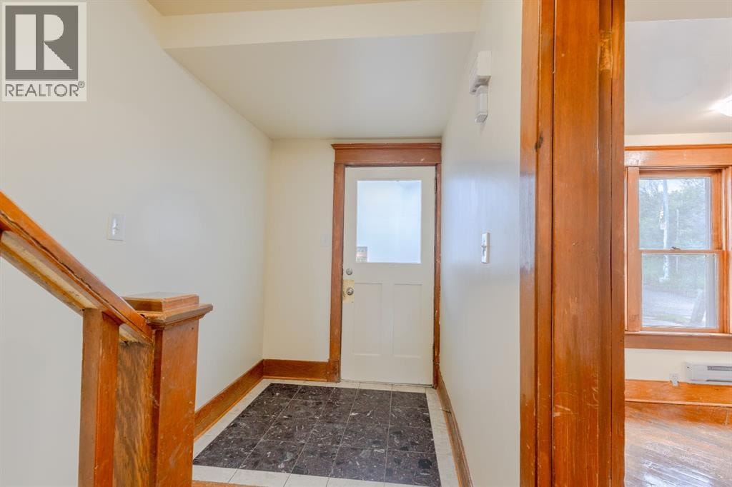 2452 28 Avenue SW — photo 7