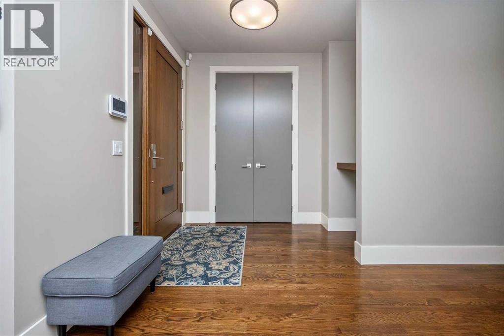 5024 21 Street SW — photo 2