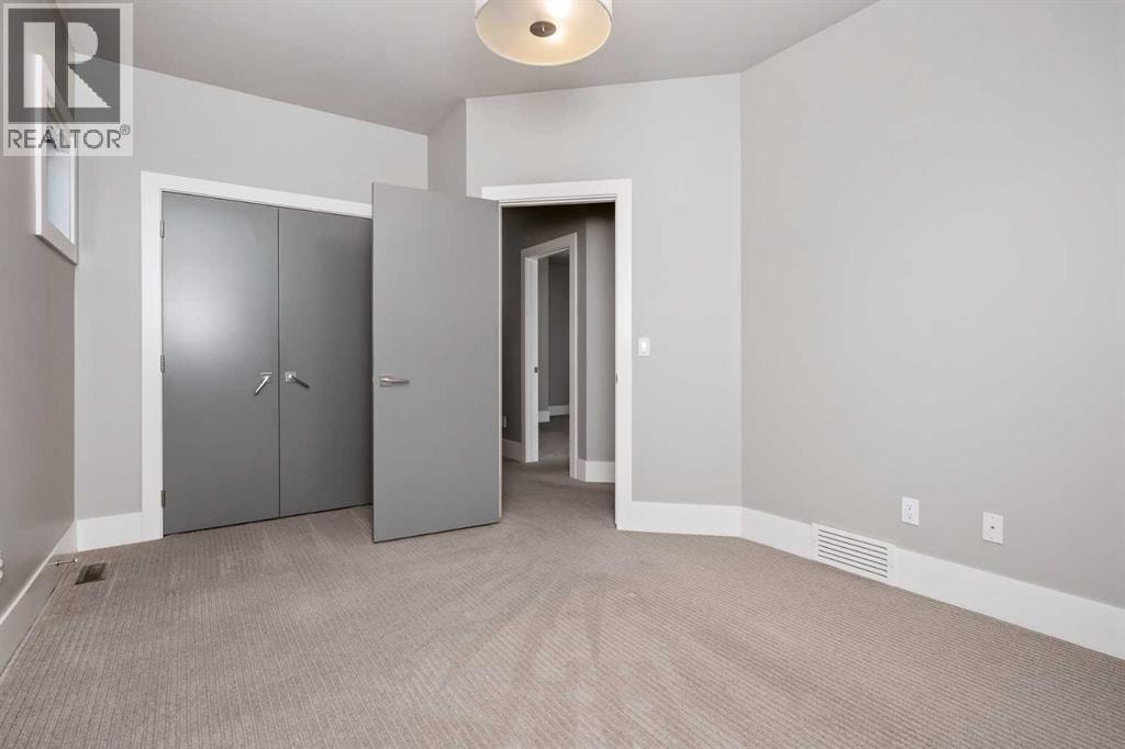 5024 21 Street SW — photo 33