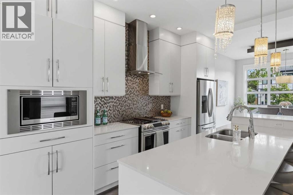2052 46 Avenue SW — photo 9