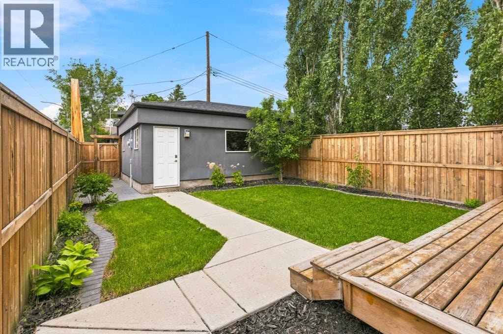 2052 46 Avenue SW — photo 39
