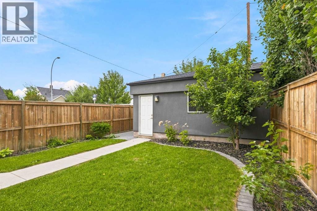 2052 46 Avenue SW — photo 42