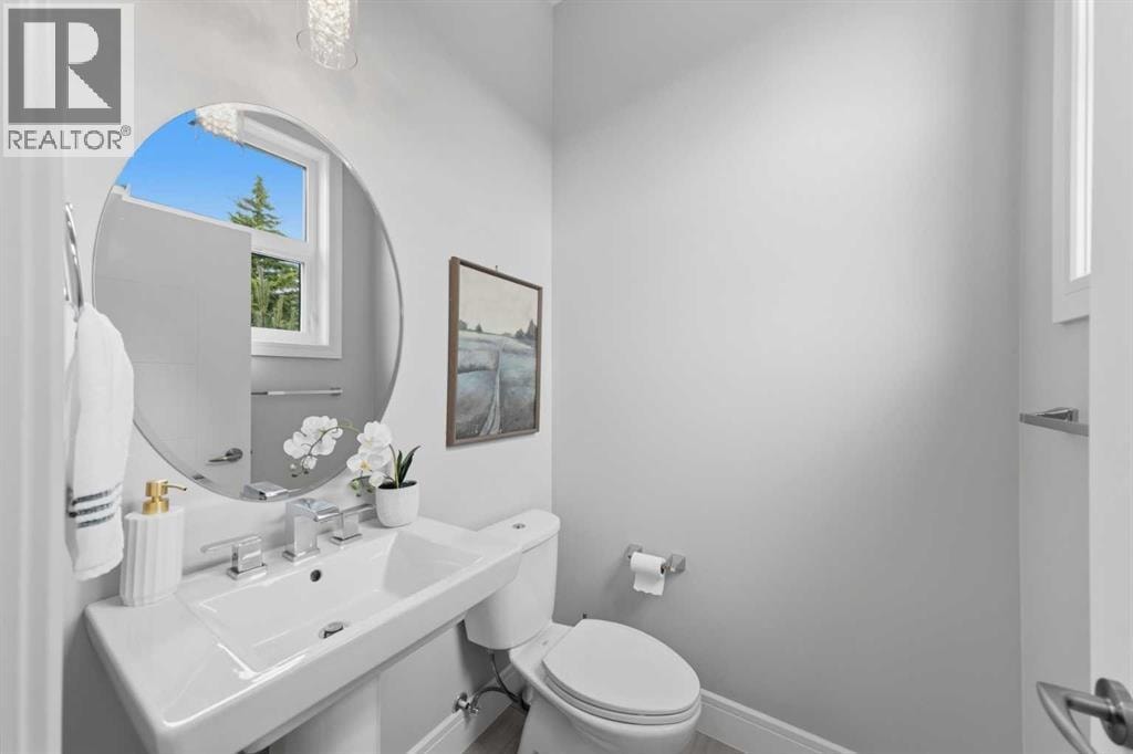 2052 46 Avenue SW — photo 16