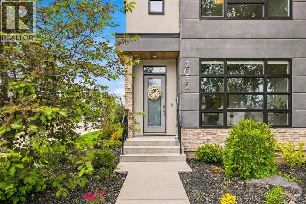 2052 46 Avenue SW — photo 3