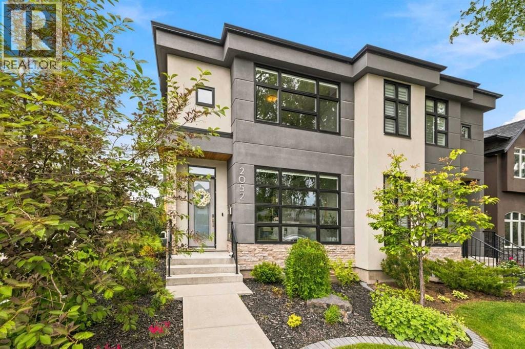 2052 46 Avenue SW — photo 2