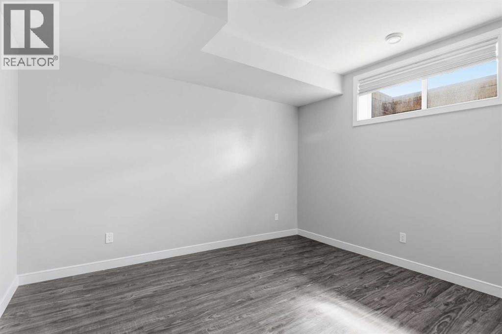 2052 46 Avenue SW — photo 32