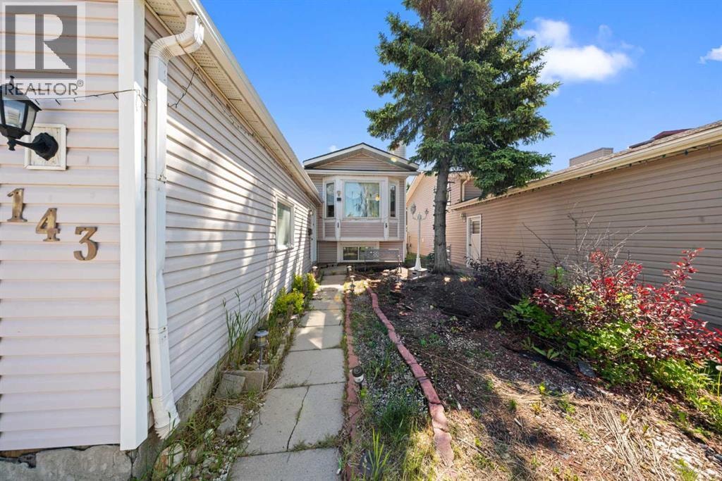 143 Castlebrook Rise NE — photo 3