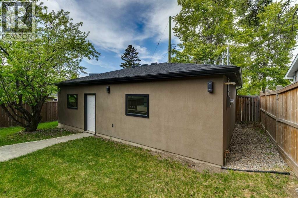 2136 26 Avenue SW — photo 32
