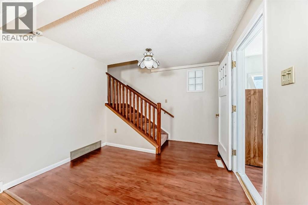 334 3 Avenue NE — photo 9