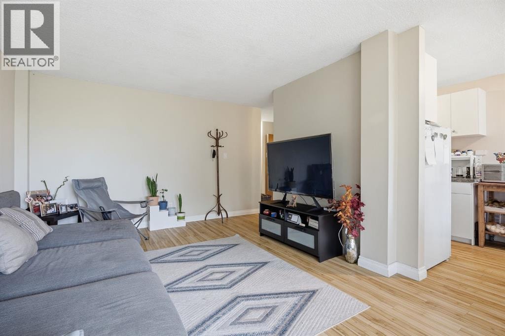 1405 17 Avenue NW — photo 21