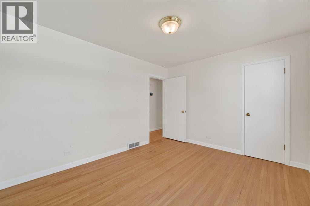 3112 34 Avenue SW — photo 22