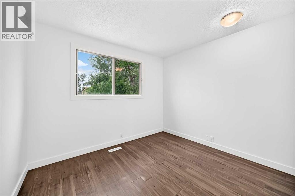 60 Erin Mount Crescent SE — photo 26