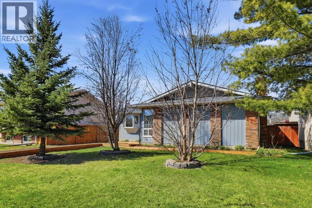 431 Queen Charlotte Drive SE — photo 2