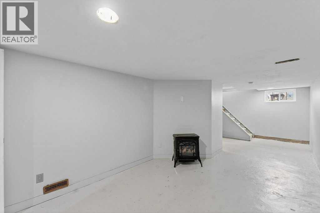 924 7A Street NW — photo 23