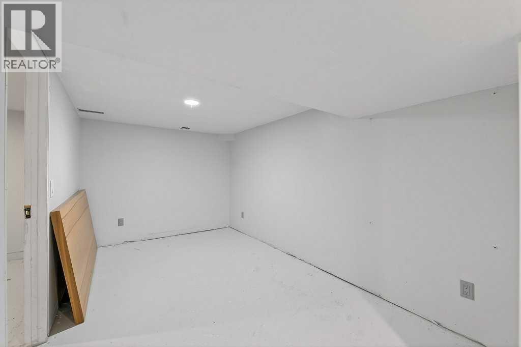 924 7A Street NW — photo 24