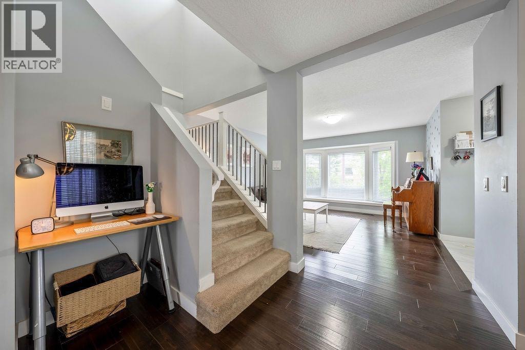15 Woodmont Green SW — photo 8
