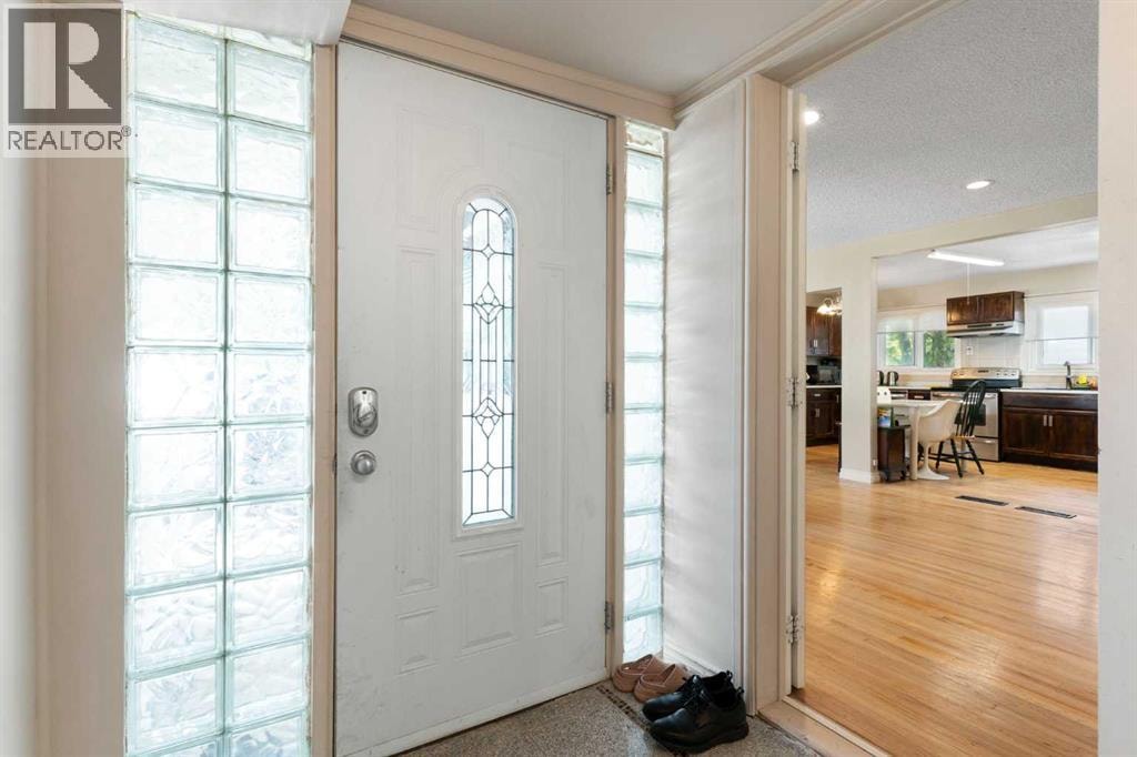 87 Hillgrove Drive SW — photo 2