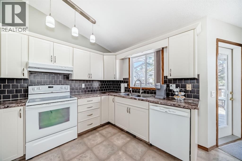 32 West Mackay Crescent — photo 10