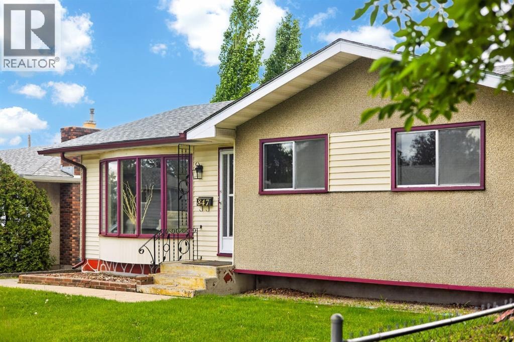 847 Raynard Crescent SE — photo 3