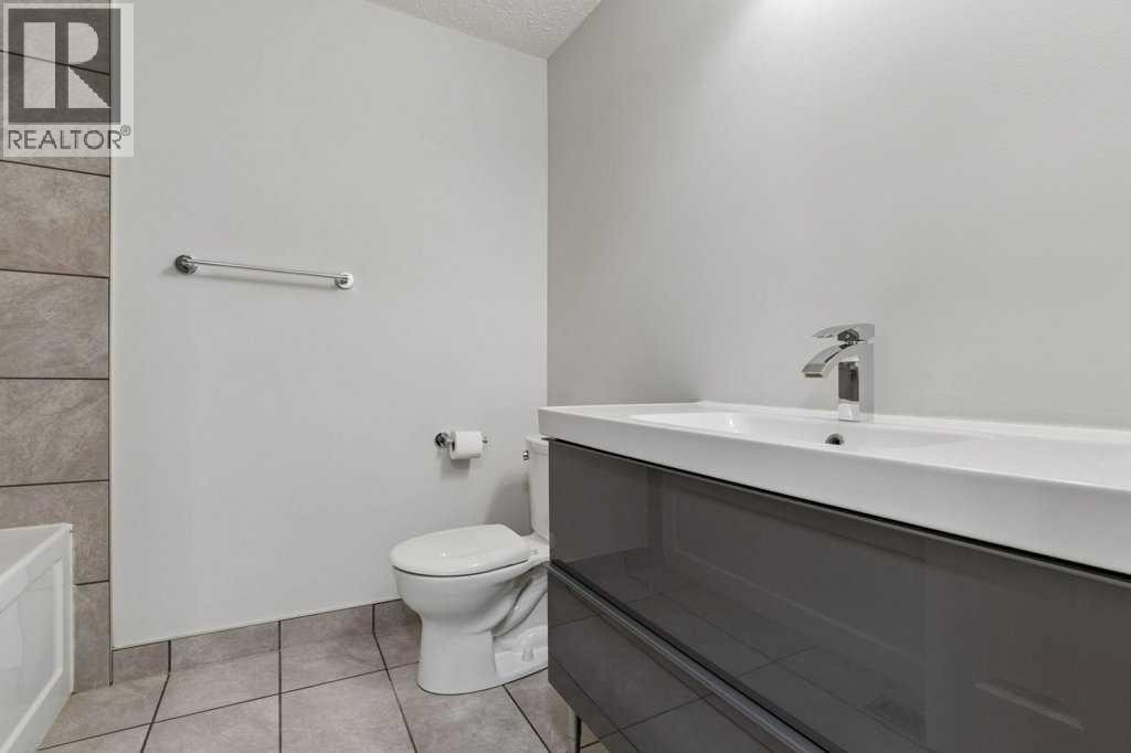 25, 5019 46 Avenue SW — photo 21