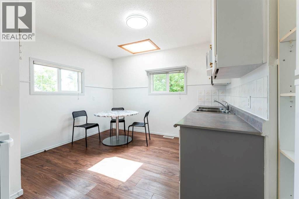 1502 40 Street SE — photo 4