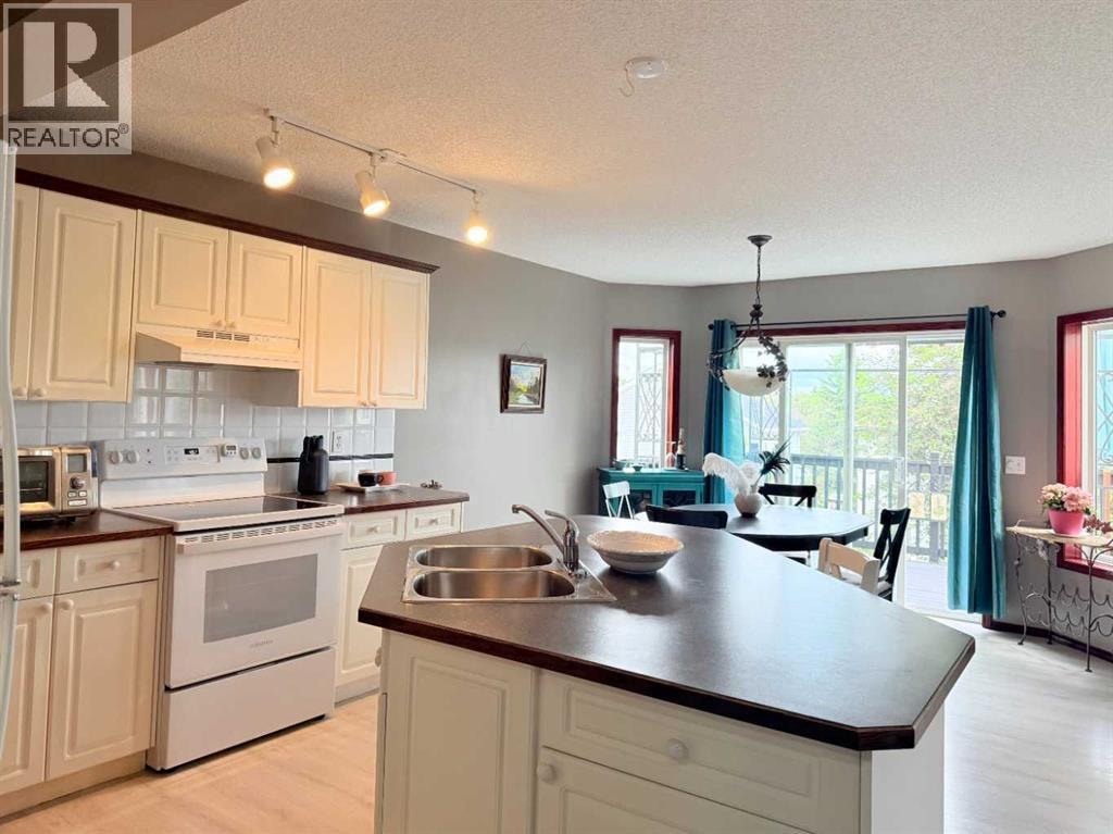 132 Somercrest Close SW — photo 9