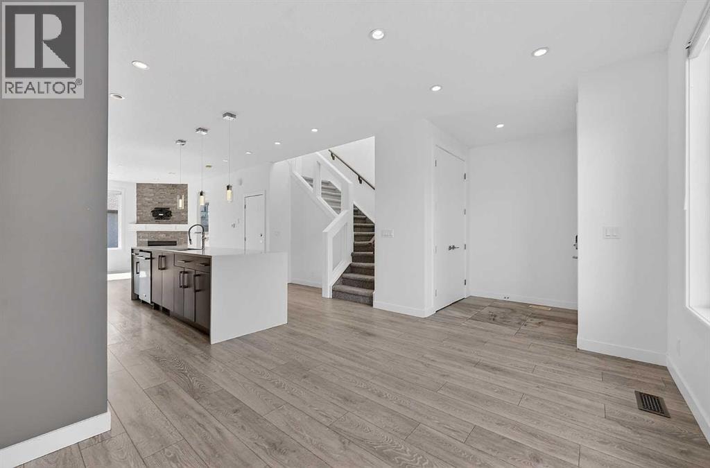 935 Regal Crescent NE — photo 6