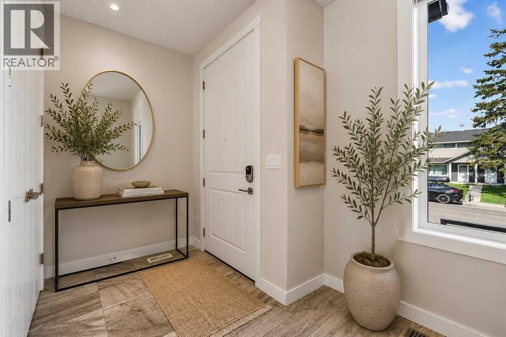 935 Regal Crescent NE — photo 4
