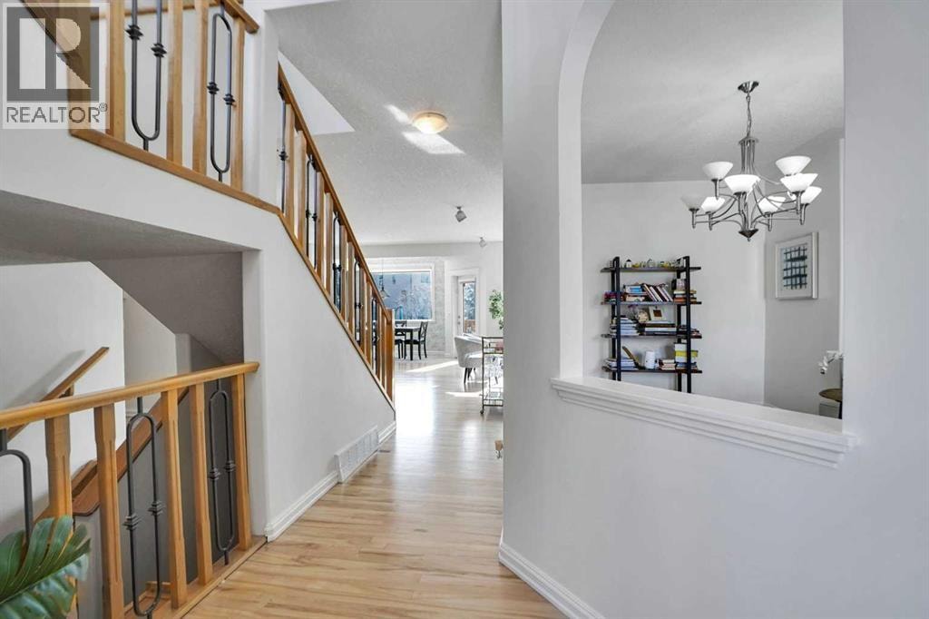 6 Strathridge Way SW — photo 8