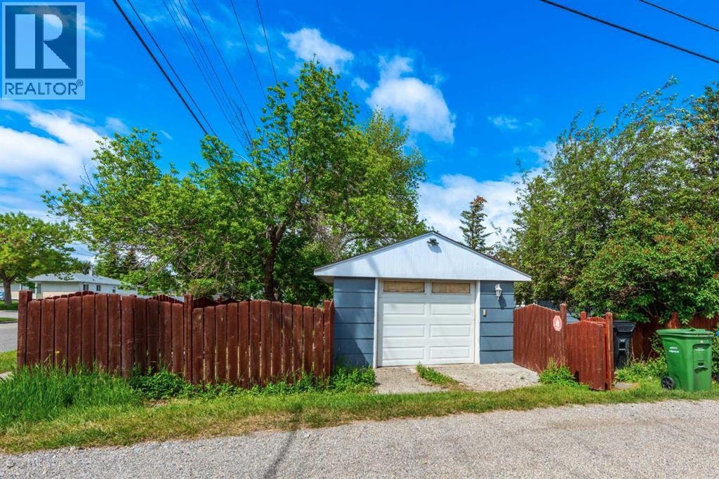 423 Spyhill Road NW — photo 33