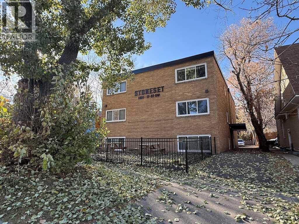 1821 17 Street SW — photo 1