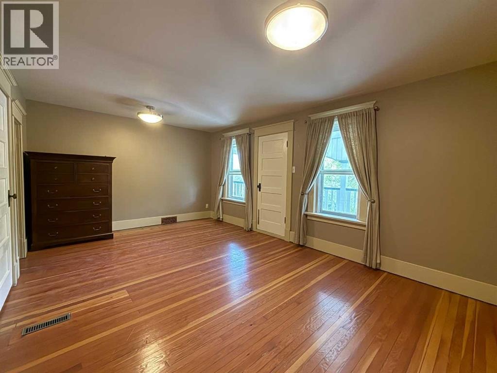 332 12 Avenue NW — photo 15