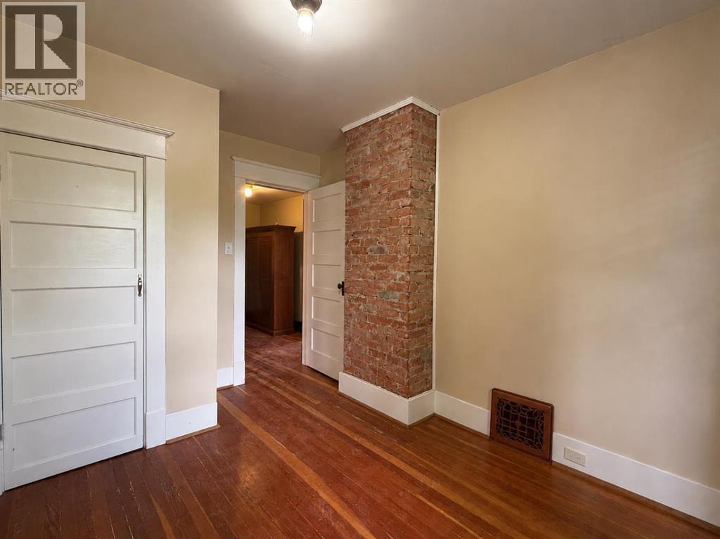 332 12 Avenue NW — photo 23