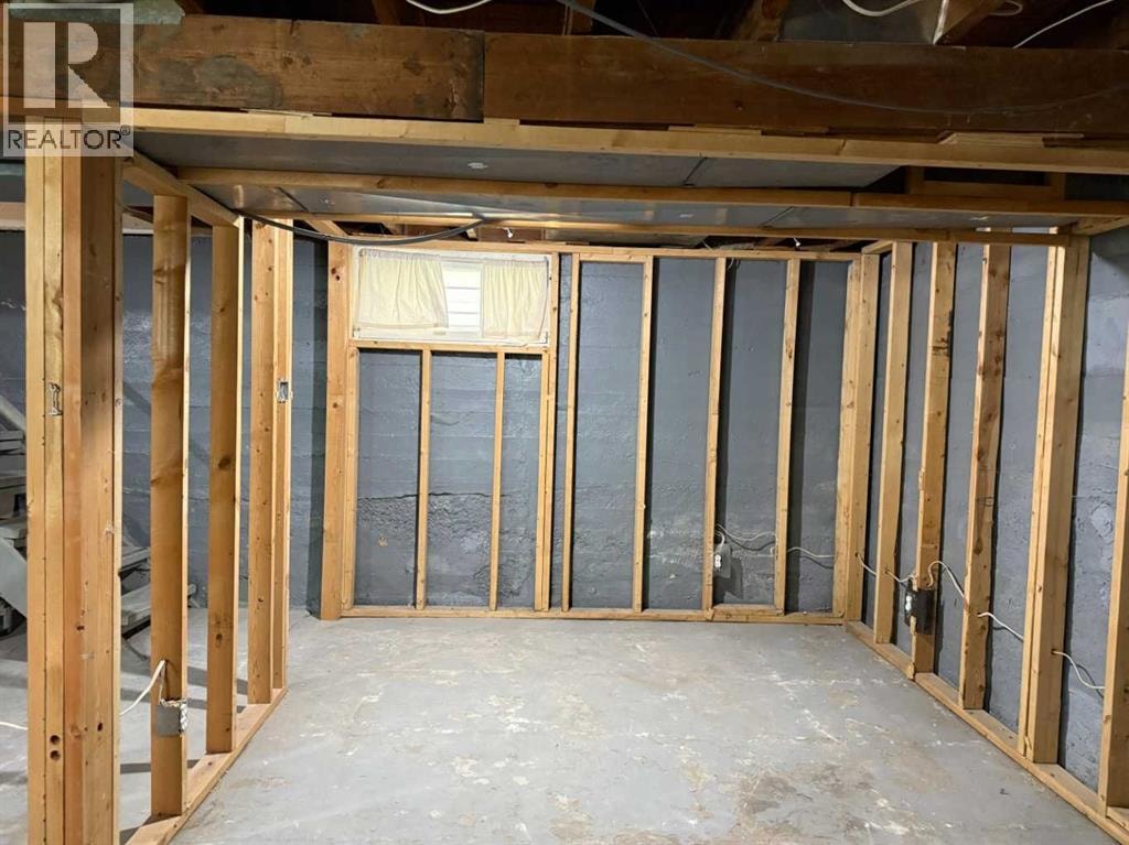 332 12 Avenue NW — photo 32