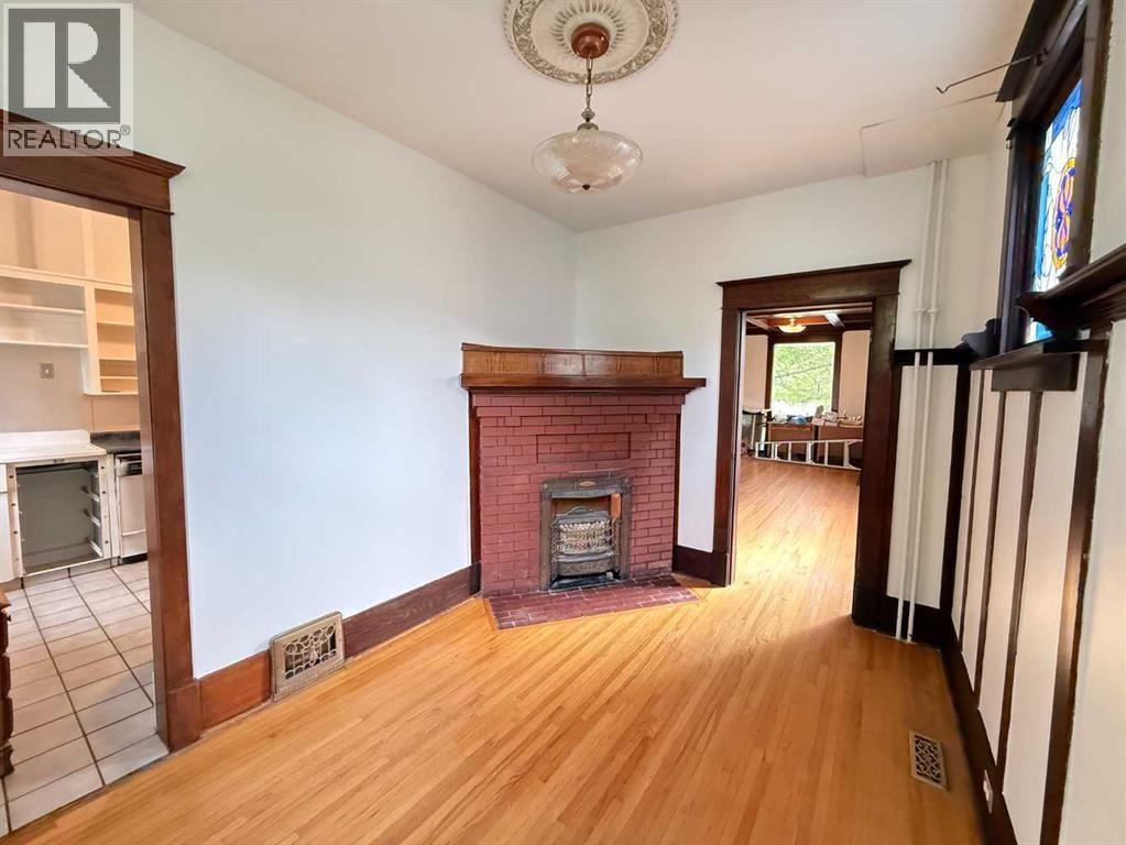 332 12 Avenue NW — photo 10