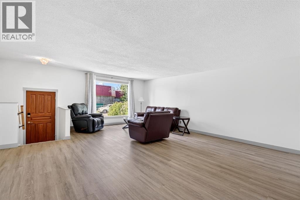 912 Stonehaven Road SW — photo 3