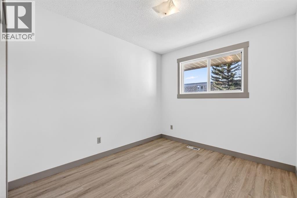 912 Stonehaven Road SW — photo 10