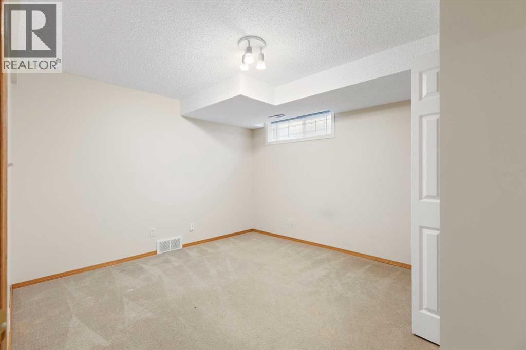205 Scotia Point NW — photo 33