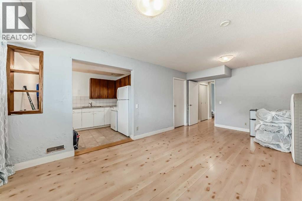 5233 17 Avenue NW — photo 28