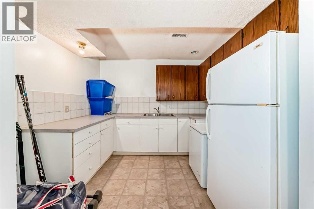 5233 17 Avenue NW — photo 30