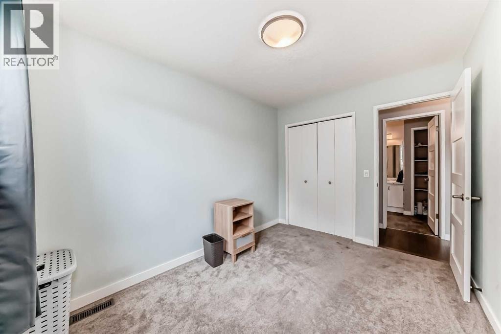 5233 17 Avenue NW — photo 18