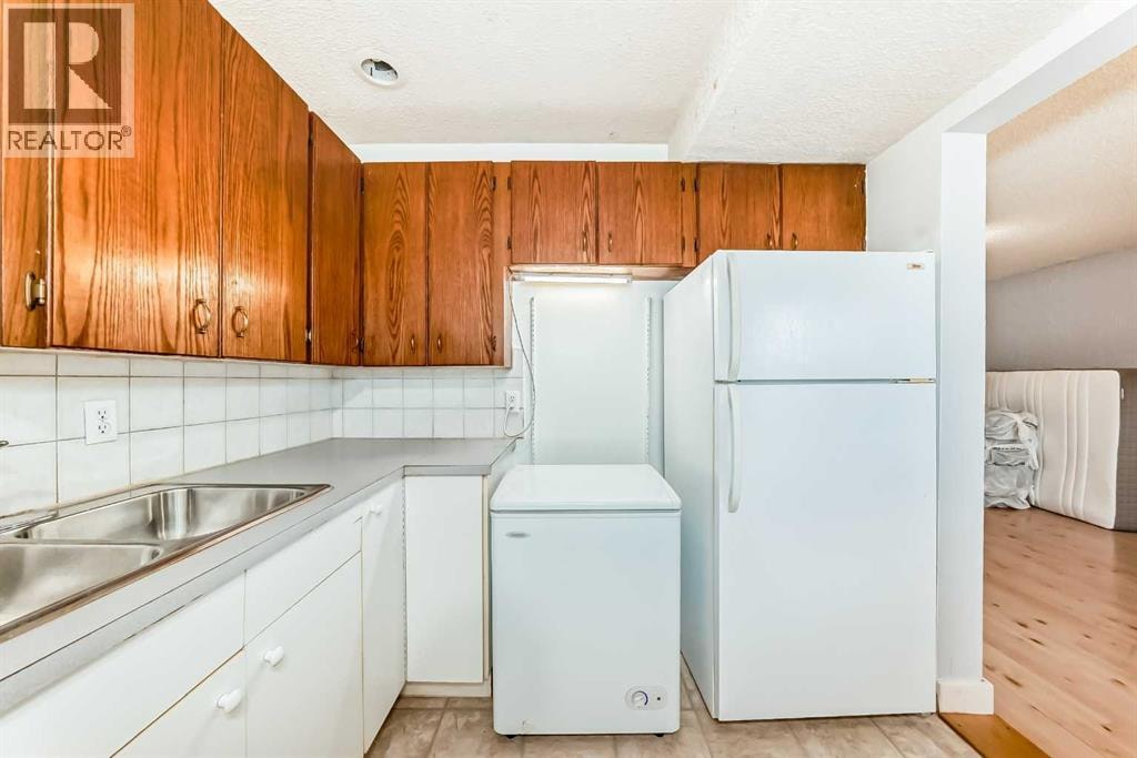 5233 17 Avenue NW — photo 31