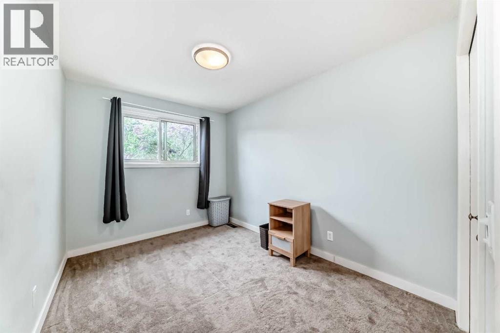 5233 17 Avenue NW — photo 17