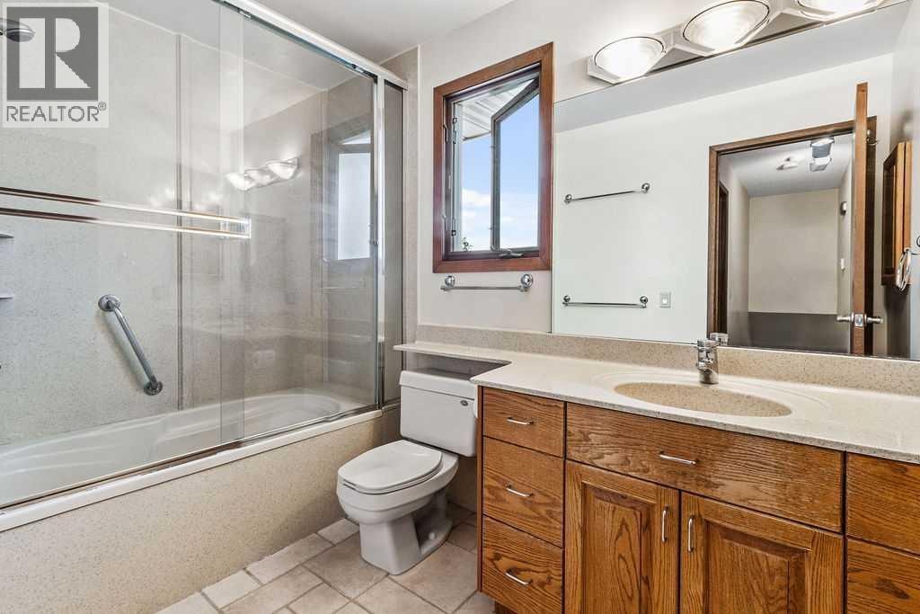 652 Dalmeny Hill NW — photo 16
