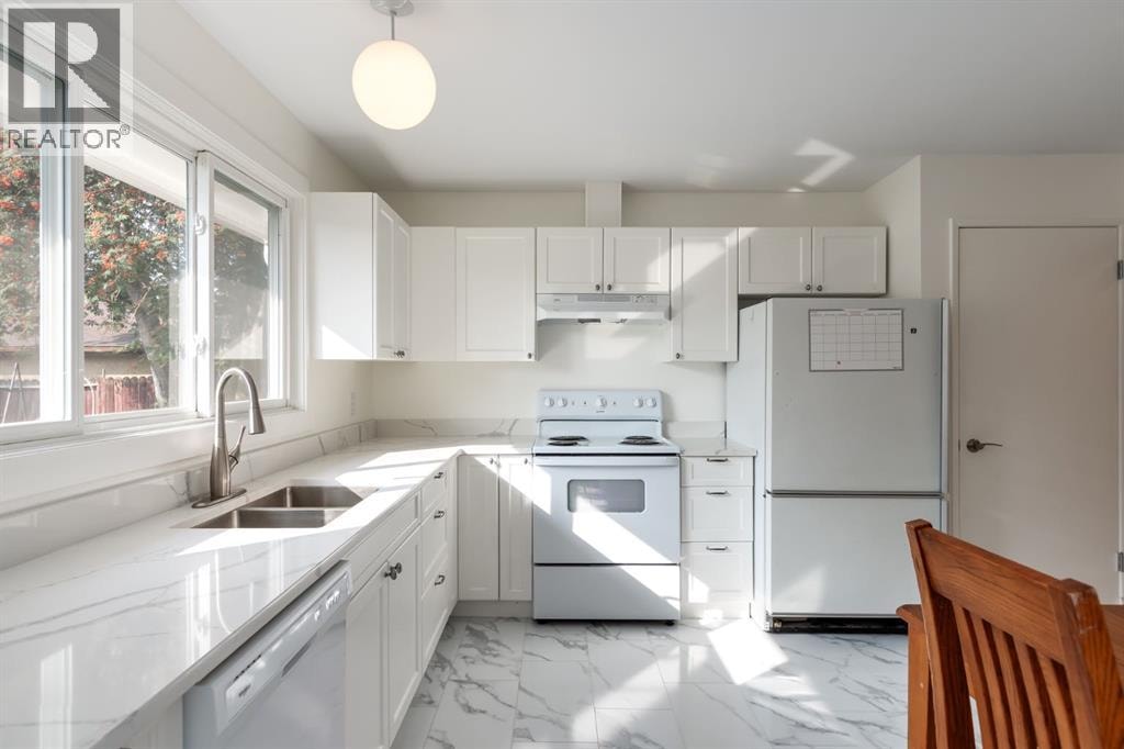 207 Whiteview Bay NE — photo 4
