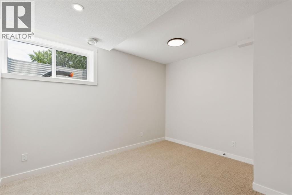 4307 30 Avenue SW — photo 27
